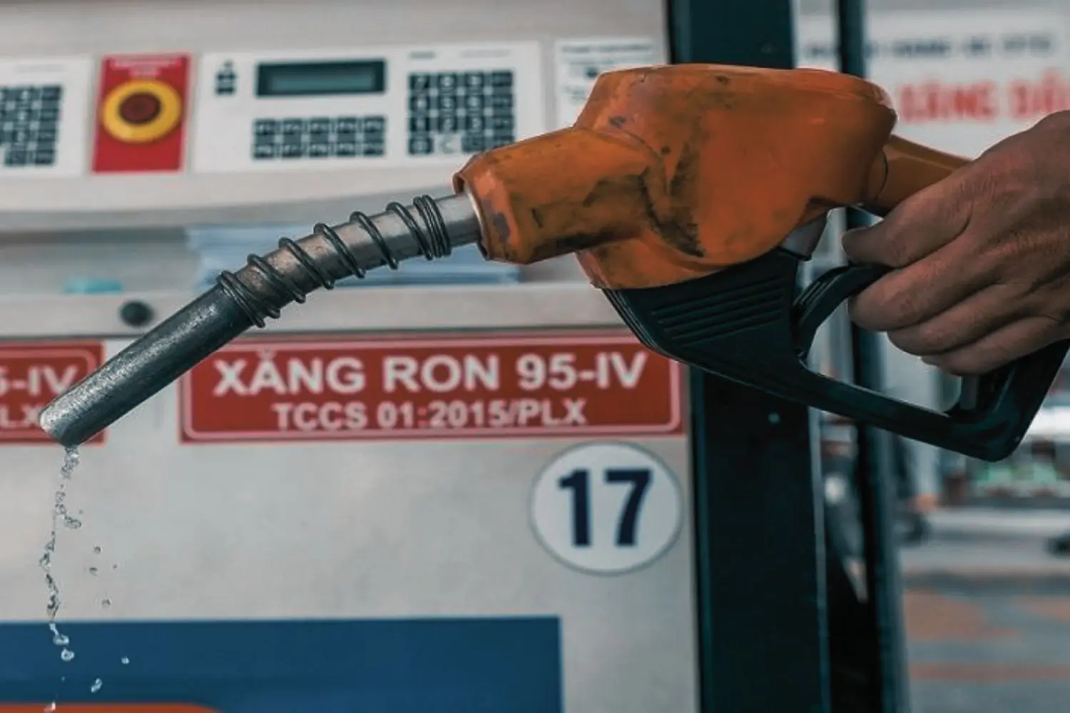 Giá nhiên liệu tiếp tục giảm: RON95-III chạm 20.000 đồng/lít